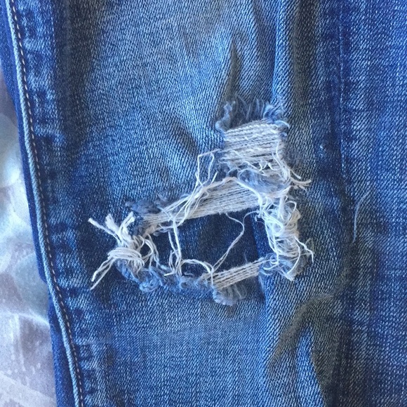 Ripped American Eagle Jeans - Picture 4 of 7